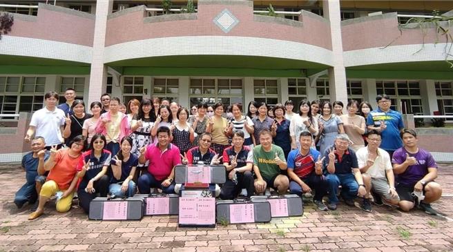 筠内乡民生国小校长蔡正龙去年就任时，请求想送他纪念品的朋友转为合买小提琴送给该校小一、小二生。（蔡正龙提供）