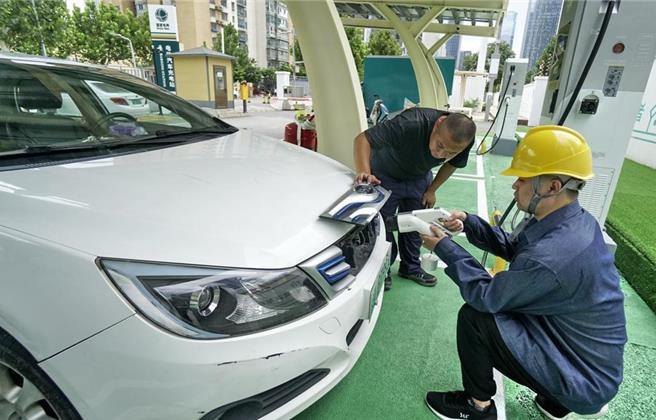 美國總統國際氣候政策高級顧問波德斯達將於9月4日至6日訪中，與中國氣候變化事務特使劉振民共同主持召開「21世紀20年代強化氣候行動工作組」第二次會議。屆時電動車關稅議題或將成為雙方交鋒重點。（摘自新華社）