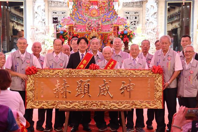 賴清德總統出席2024嘉義城隍廟夜巡諸羅城遶境起駕，親自贈扁額「神威顯赫」給廟方。（呂妍庭攝）