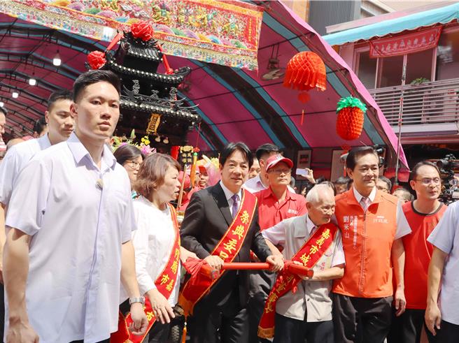 賴清德總統出席2024嘉義城隍廟夜巡諸羅城遶境起駕，送神轎出廟埕。（呂妍庭攝）
