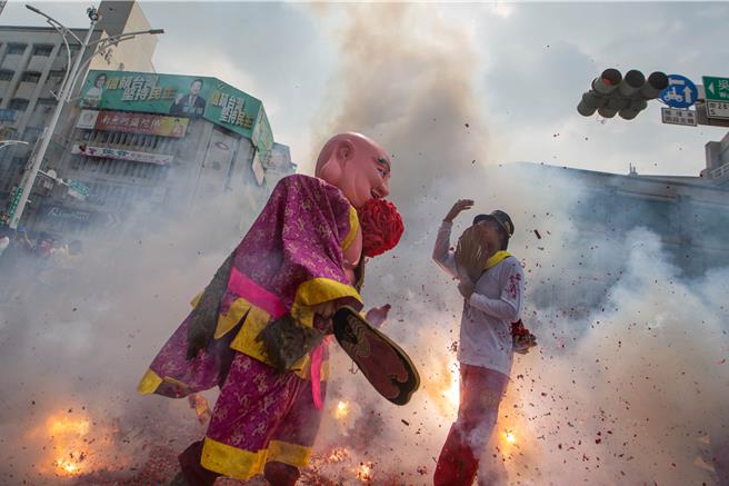 北港媽祖特色犁炮選定在嘉義市府前施放，相當具震撼力。（袁庭堯攝）