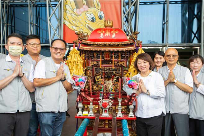 今遶境隊伍出廟後，先遶到嘉義市政府，嘉義市長黃敏惠率市府官員設案接駕、參拜。（袁庭堯攝）
