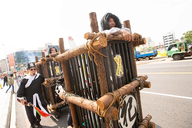 「城隍夜巡諸羅境．驅除魑魅百姓安」祈福遶境，除傳統官轎、劊子手、捕快、囚車、囚犯遊街為一大特色。（袁庭堯攝）
