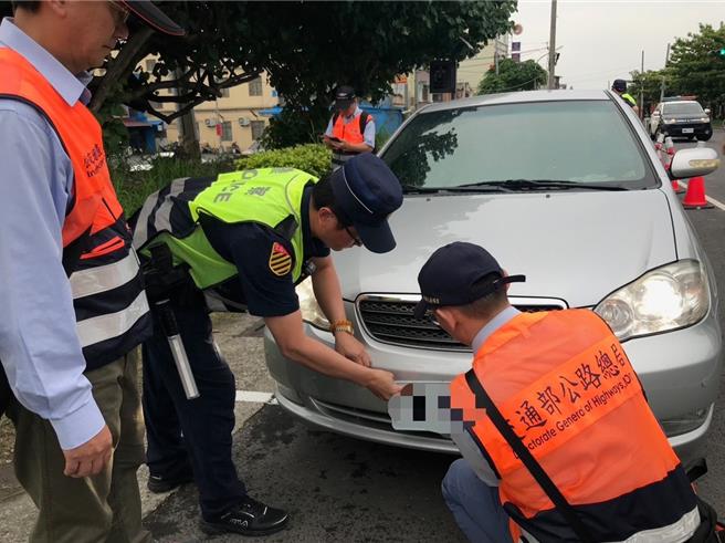 高雄市警方取締車牌畫面。（翻攝照片／洪靖宜高雄傳真）