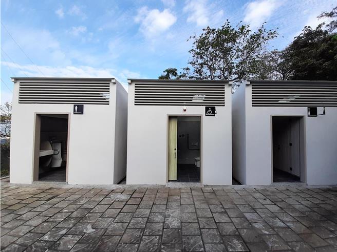 基隆市環保局持續推動公廁改善與改建，圖為整建後的槓子寮砲台新公廁。（基隆市環保局提供／徐佑昇基隆傳真）