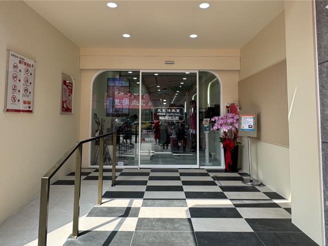 台中捐血中心大里捐血室自中兴路迁至国光路新址，3日剪彩开幕，不仅空间更宽敞，奶茶色调的装潢也让捐血民眾大讚「网美捐血室」。（潘虹恩摄）