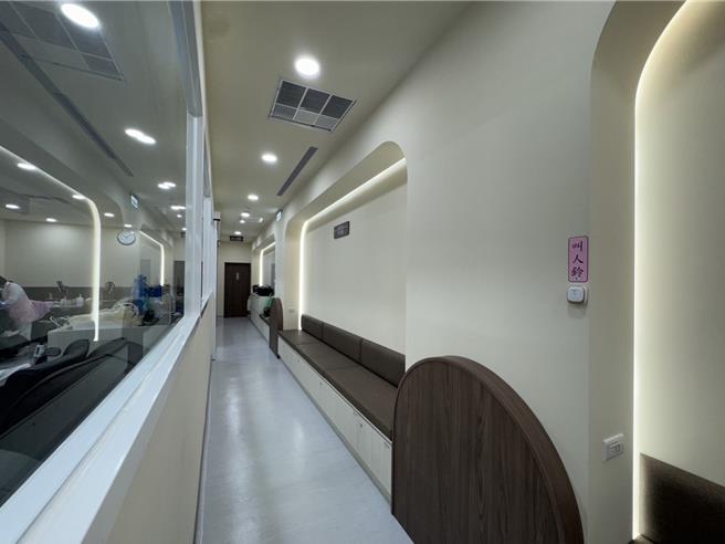 台中捐血中心大里捐血室自中兴路迁至国光路新址，3日剪彩开幕，不仅空间更宽敞，奶茶色调的装潢也让捐血民眾大讚「网美捐血室」。（潘虹恩摄）