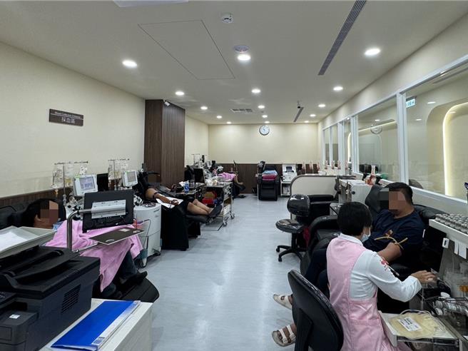 为让民眾有更舒适的捐血环境并提升捐血量能，台中捐血中心大里捐血室自中兴路迁至国光路新址，3日剪彩开幕，空间更加宽敞。（潘虹恩摄）