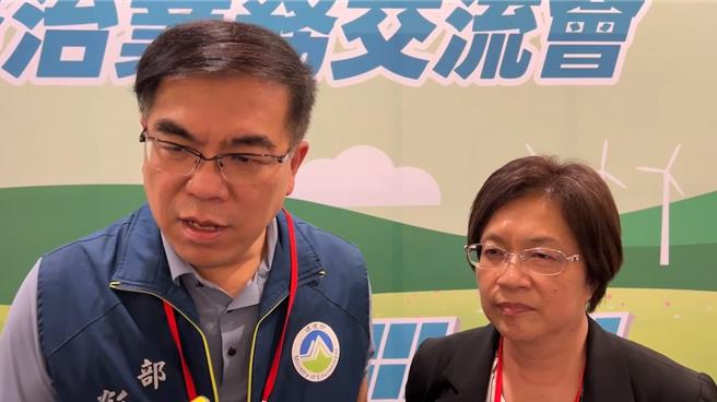 環境部長彭啟明（左）大讚彰化縣長王惠美（右）是女漢子，肯定彰化縣7月起推動垃圾分類，還進行破袋檢查，成效良好。（孫英哲攝）