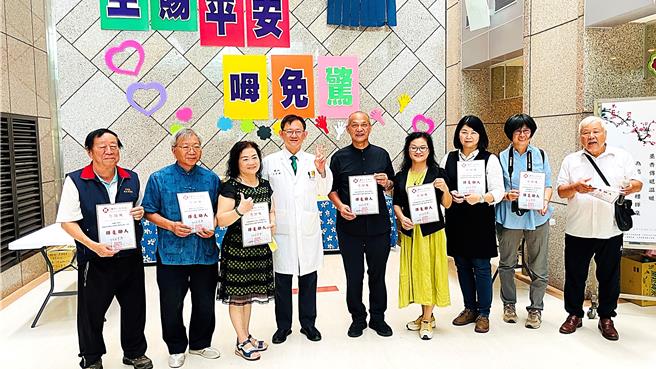 警界书法家郑世华（中）3日于台东马偕医院开办个展，并邀集书画名家现场挥毫义卖，所得捐助院方筹建癌症医疗大楼。（萧嘉蕙摄）