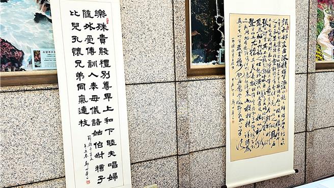 书法家郑世华捐出书法字画（右）义卖，开价2万元。（萧嘉蕙摄）