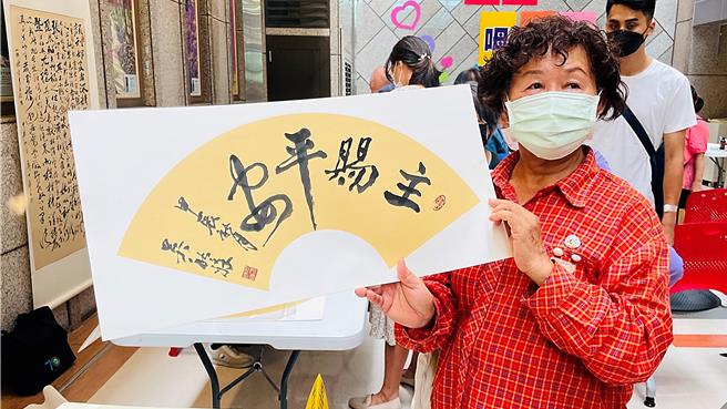 民眾踊跃支持书画义卖。（萧嘉蕙摄）