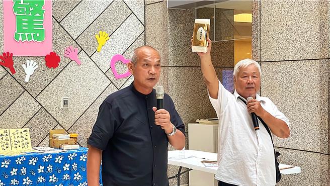 书法家郑世华（左）接棒艺术家曾兴平（右）善爱精神，邀集书画名家挥毫义卖，所得全数捐予「台东马偕癌症医疗大楼筹建基金」。（萧嘉蕙摄）