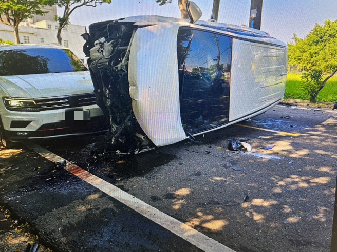 白色休旅车左转，对撞对向直行休旅车。（翻摄画面）