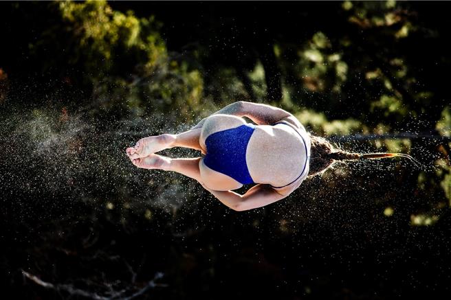 高溱擎捕捉到UCLA学生在跳水比赛前练习的完美跳水瞬间，作品获美国摄影艺术家协会（American Photographic Artists）年度奖项运动／冒险类第三名。（高溱擎提供／叶静美彰化传真）