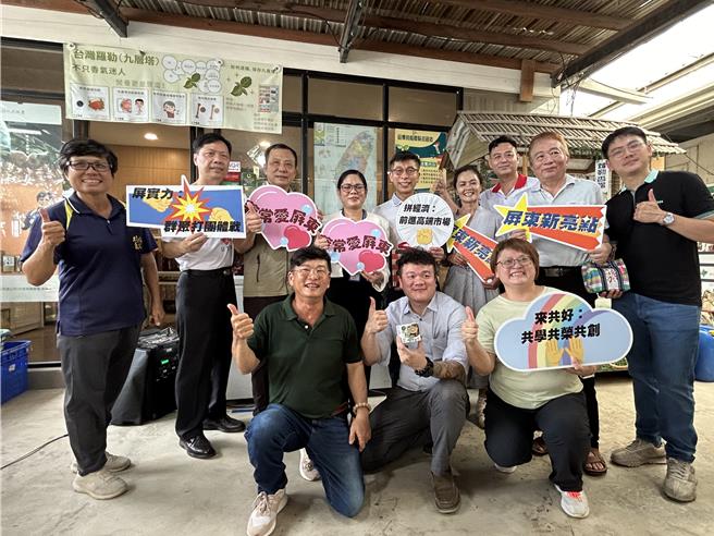 屏东有10名业者看好菲律宾市场，3日在菲律宾台湾工商总会的协助下自组「屏东农业队」，将装满40呎货柜的商品透过船运进军菲律宾4家高端连锁超市上架。（谢佳潾摄）