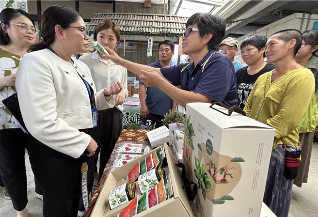屏东有10名业者看好菲律宾市场，3日在菲律宾台湾工商总会的协助下自组「屏东农业队」，将装满40呎货柜的商品透过船运进军菲律宾4家高端连锁超市上架。（谢佳潾摄）