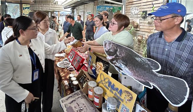 屏东有10名业者看好菲律宾市场，3日在菲律宾台湾工商总会的协助下自组「屏东农业队」，将装满40呎货柜的商品透过船运进军菲律宾4家高端连锁超市上架。（谢佳潾摄）