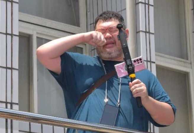 网红四叉猫于1日至北检直播时，遭到其他民眾抢夺直播器材，并于脸书粉专PO出「报案证明单」。（图／翻摄自四叉猫。刘宇（滚动)脸书粉专）