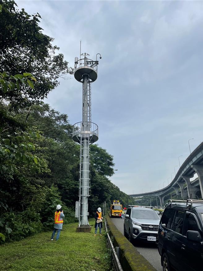 既设CCTV的14米杆上建置自动气象站。（高公局提供／蔡明亘台北传真）