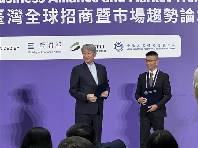 经济部长郭智辉3日出席全球招商活动，会前表示希望整合台湾与九州创造5000万人口市场，拚台湾AI软体应用排名前进到世界前三。(王玉树摄)