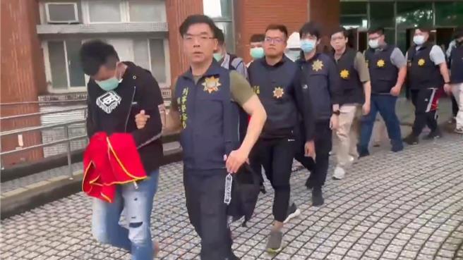 警方將李嫌等17人逮捕送辦。（翻攝照片／林郁平台北傳真））