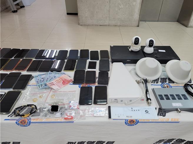 警方查扣到機房設備、手機、金飾等贓證物。