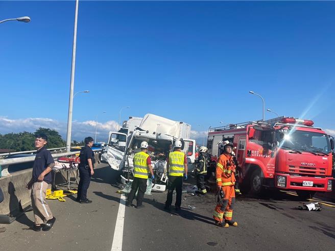 台66平镇段4车追撞，大货车驾驶未注意车前状况酿祸。(警方提供／吕筱蝉桃园传真)