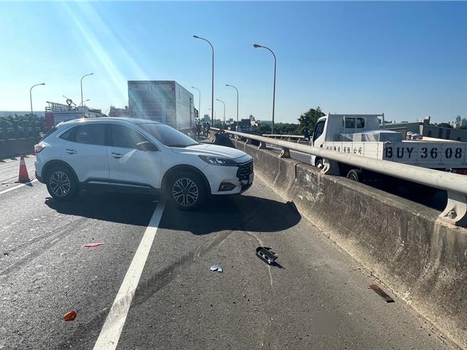 台66平镇段4车追撞，大货车驾驶未注意车前状况酿祸。(警方提供／吕筱蝉桃园传真)