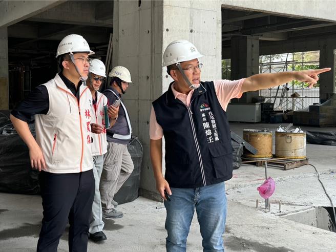 台中乌日高铁特区的新荣和段社会住宅自2022年动土，台中市议员林昊佑（右）3日前往视察工程进度，住宅处表示，工程进度已达57.18％，预计明年中旬完工、2026年初办理入住。（潘虹恩摄）