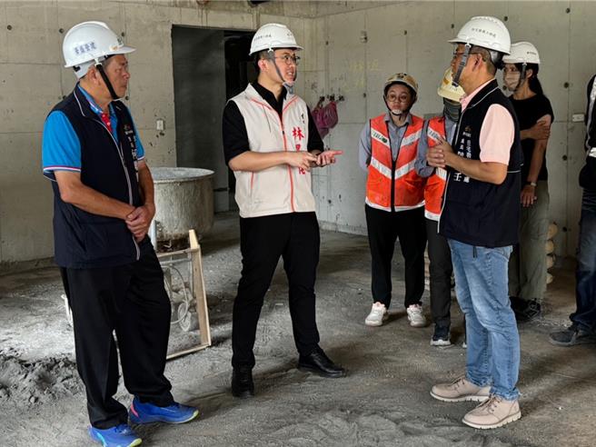 台中乌日高铁特区的新荣和段社会住宅自2022年动土，台中市议员林昊佑（中）3日邀集荣泉里长何聪智（左）、中市住宅发展工程处等单位视察工程进度，目前进度达57.18％。（潘虹恩摄）