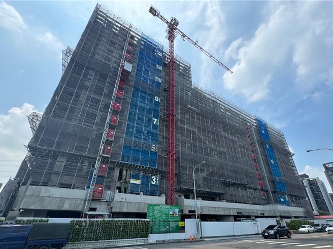 位于乌日高铁特区内新荣和段的社会住宅自2022年动工，设计主轴以「串门子」为概念，营造与社区共享共好的都市空间，目前进度达57.18％。（潘虹恩摄）