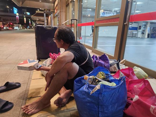 65岁赖姓街友、流浪20多年，泪谢善心人士给予温暖。（记者游定刚拍摄）