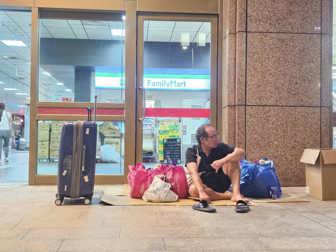 赖姓街友当清洁员努力存钱，期盼自己能站起来。（记者游定刚拍摄）