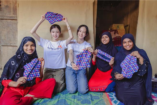 艺人张钧宁和詹子萱向展望会培力的穆斯林女孩学习缝制布卫生棉。（台湾世界展望会提供／林良齐台北传真）