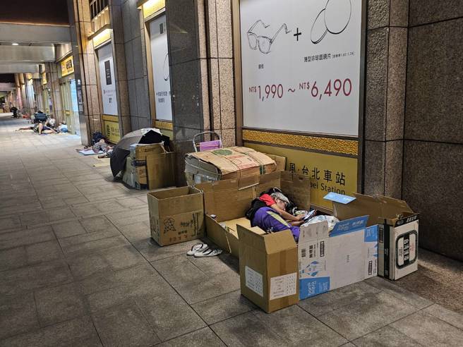 台北车站周边每晚聚集不少街友。（记者游定刚拍摄）