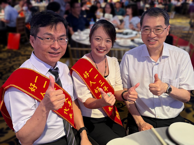 暨大学务长萧霖（左）；刘雅欣校长（中）；与暨大校长武东星教授在好人好事颁奖典礼上合影。(照片/国立暨南国际大学提供)