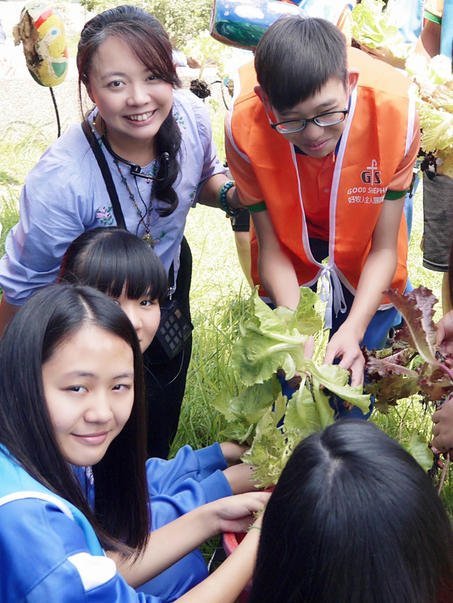 刘校长以「以爱为出发，营造『家』」的教育理念，积极推动融合教育，关怀身心障碍学生，并促进健康饮食与环境永续的校园氛围。(照片/国立暨南国际大学提供)
