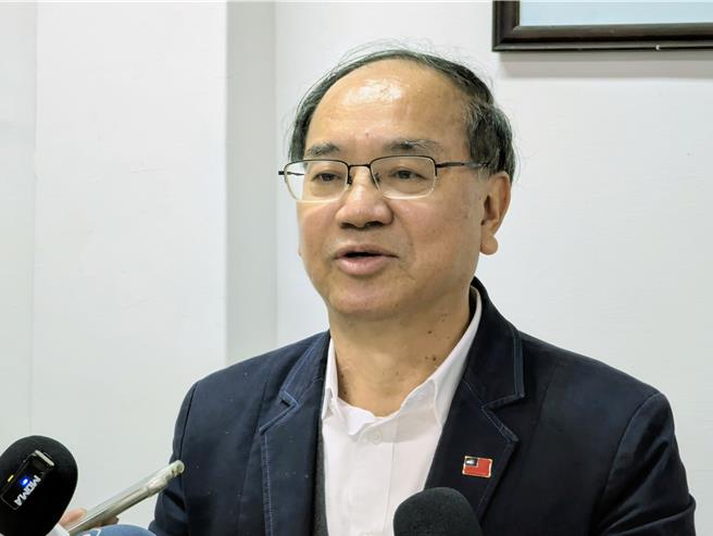 國民黨基隆市黨部主委吳國勝表示，罷免團體涉嫌傳遞錯假訊息，將委任律師提告。（張志康攝）