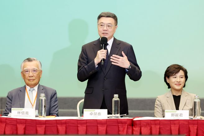 行政院經濟發展委員會3日舉行顧問會議開幕典禮，行政院長卓榮泰（中）致詞時表示，政府的責任在於不能讓人民不安，也絕對不會破壞金融市場的安全穩定及秩序。（杜宜諳攝）