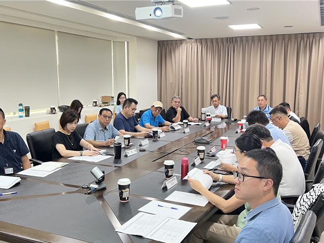 金门县政府邀请相关产业代表召开「观光产业公（工）协会请益交流座谈」，透过经验和交流分享，期能为迎接陆客开放来金旅游做好各项因应与准备工作。（金门县政府提供）