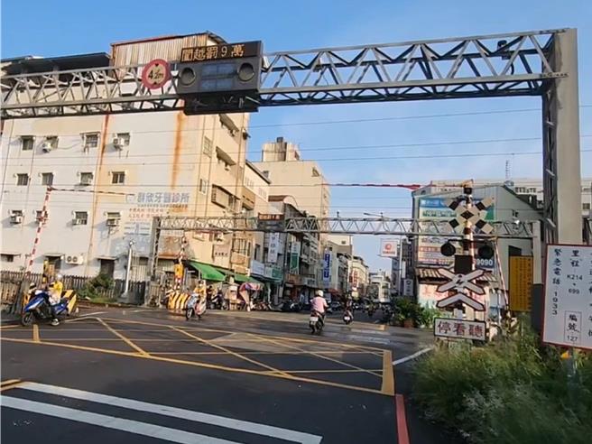 彰化市永安街發生休旅車闖越平交道事件，鐵路警察局已派員追查。（孫英哲攝）