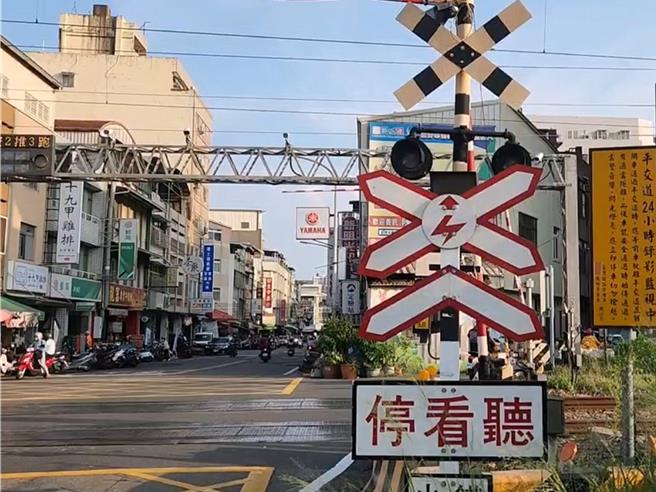 彰化市永安街發生休旅車闖越平交道事件，鐵路警察局已派員追查。（孫英哲攝）