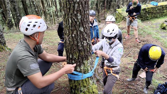 玉管处聘专业教练教授学员山域搜救相关技能，包含绳索器材与绳结认识、高山症处置等。（玉山国家公园提供／杨静茹南投传真）