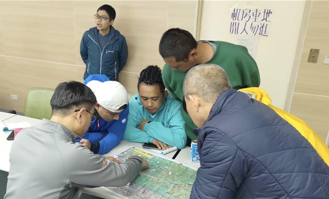 山搜专家从山域事故探讨迷途失联者行为，搭配地图判释与纪录轨迹APP操作，拟定搜救计画。（玉山国家公园提供／杨静茹南投传真）