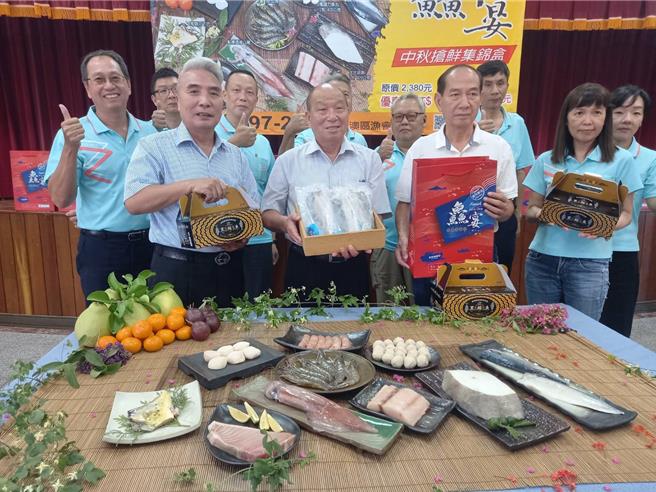 苏澳区渔会今（3日）召开中秋团圆渔货抢鲜购专案记者会，由渔会三巨头理事长蔡源龙（前排左二）、常务监事李政祈（前排右二）、总干事陈春生（前排左一）代言挂保证。（吴佩蓉摄）