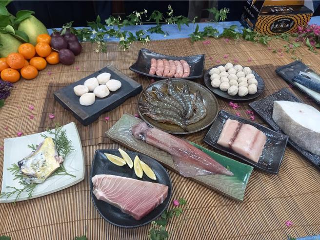 宜兰县苏澳区渔会特别推出「鱻宴抢鲜集锦礼盒」，不仅有黑鲔鱼腹肉鱼排、生鲜M号大干贝、霸王白虾等澎湃海鲜，另有鬼头刀Q弹鱼丸新上市，还加赠鬼头刀下巴共10项。（吴佩蓉摄）