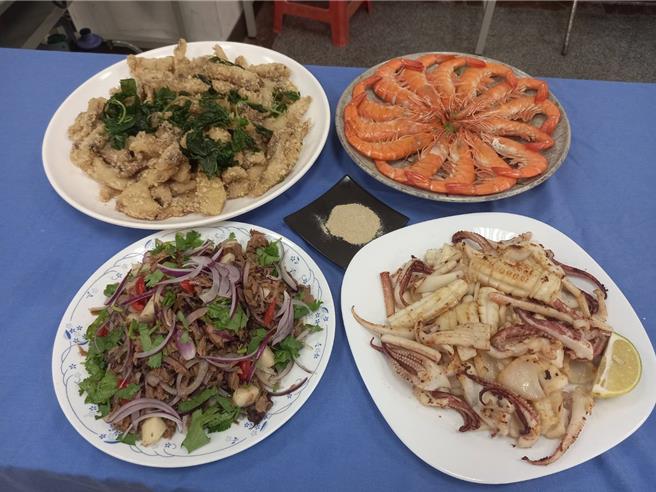 宜兰县苏澳区渔会特别推出「鱻宴抢鲜集锦礼盒」，不仅有黑鲔鱼腹肉鱼排、生鲜M号大干贝、霸王白虾等澎湃海鲜，另有鬼头刀Q弹鱼丸新上市，还加赠鬼头刀下巴共10项。（吴佩蓉摄）