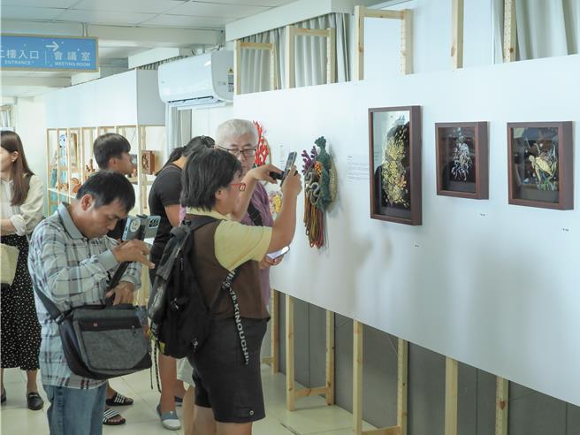 澎湖縣水產種苗繁殖場3日下午舉辦「海有珊瑚-珊瑚復育暨藝術聯展」，展出包括繪畫、金工、木雕、編織、陶藝等超過15種媒材創作，總計超過50件展品。（澎湖水產種苗繁殖場提供／許逸民澎湖傳真）
