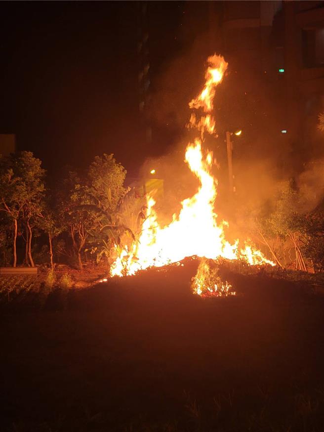 宜蘭縣五結鄉一處農地前天深夜傳出火警，濃煙竄天、火勢猛烈，嚇壞不少住戶。（民眾提供／吳佩蓉宜蘭傳真）